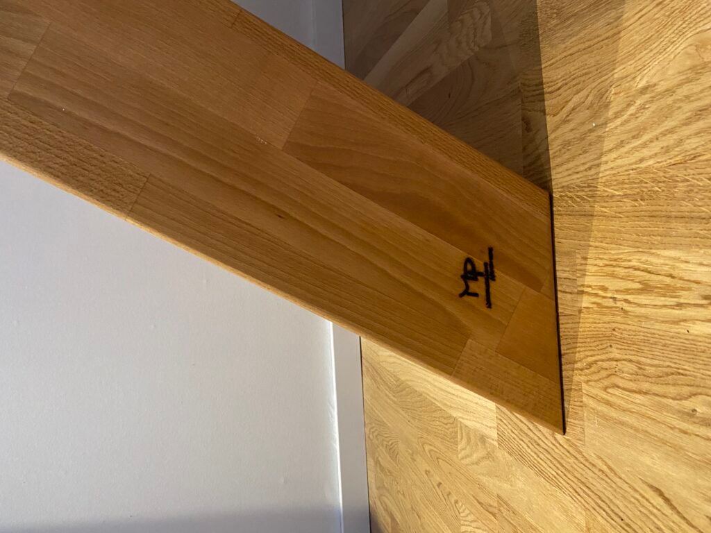 Werkstattaufnahme mit gedrechselten Holzobjekten und Holzspänen