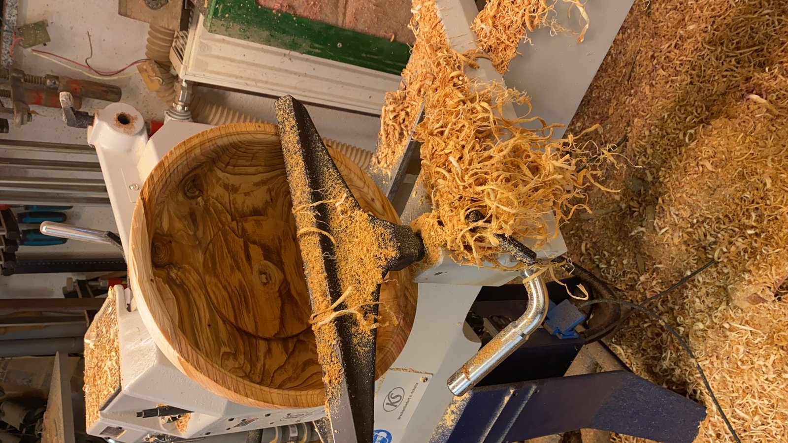Holzrohling bei der Bearbeitung in der Werkstatt