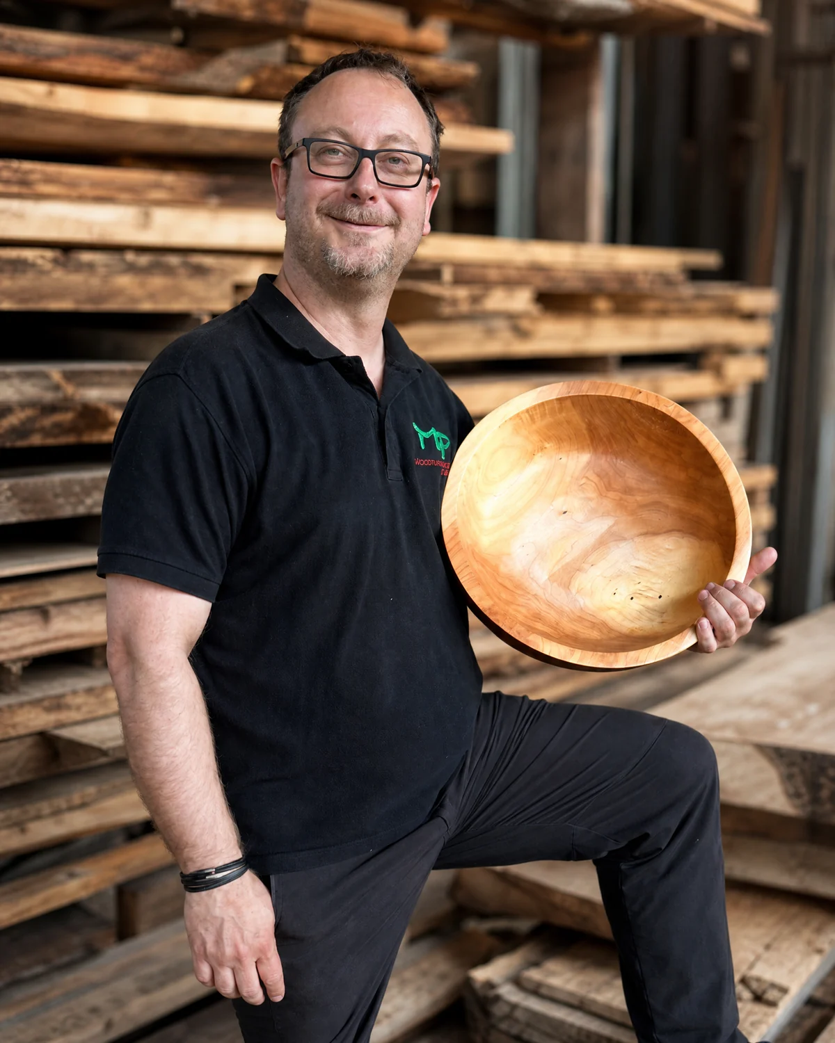 Marco Paul, Gründer von MP Woodworking, hält eine gedrechselte Holzschale in seiner Werkstatt in Berlin-Köpenick