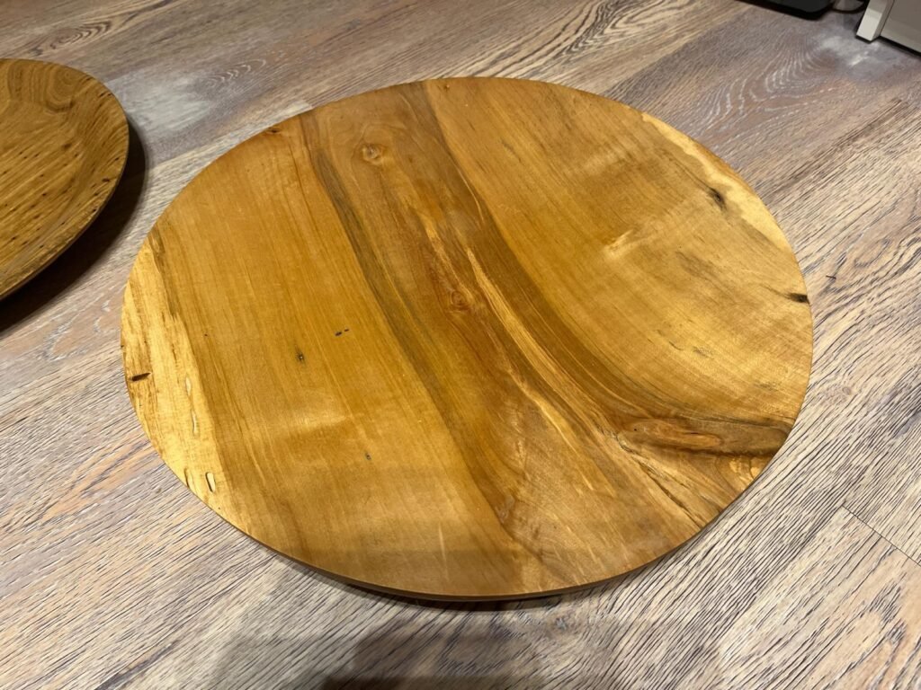 Flacher großer Holzteller aus Birke