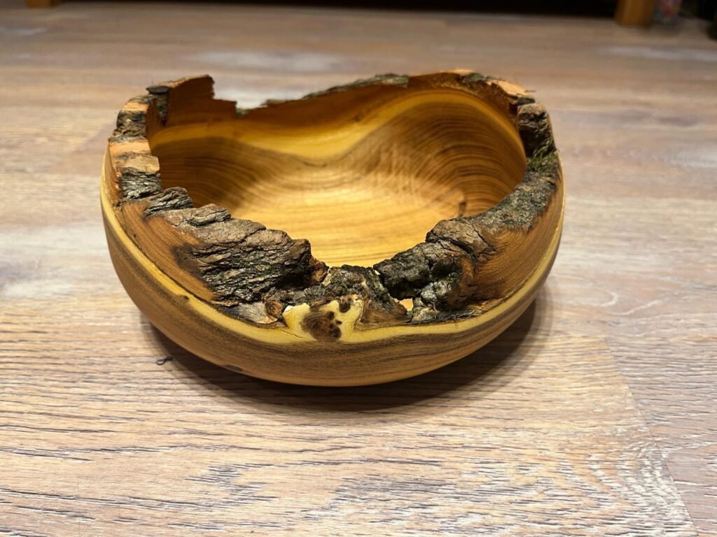 Gedrechselte Holzschale aus Robinie mit Naturrand