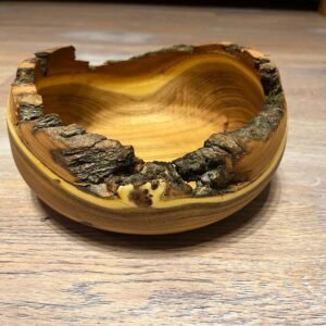 Gedrechselte Holzschale aus Robinie mit Naturrand
