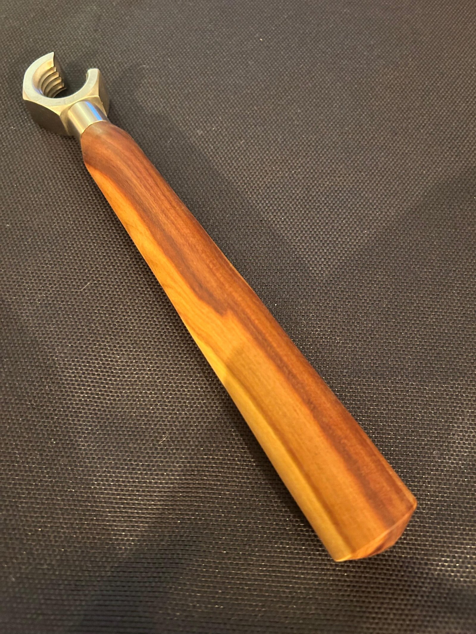 Flaschenöffner aus einer M20 Edelstahl Mutter Griff aus Pflaumenholz