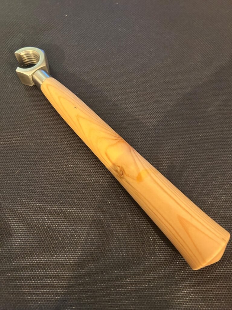 Flaschenöffner aus einer M20 Edelstahl Mutter Griff aus Lärche