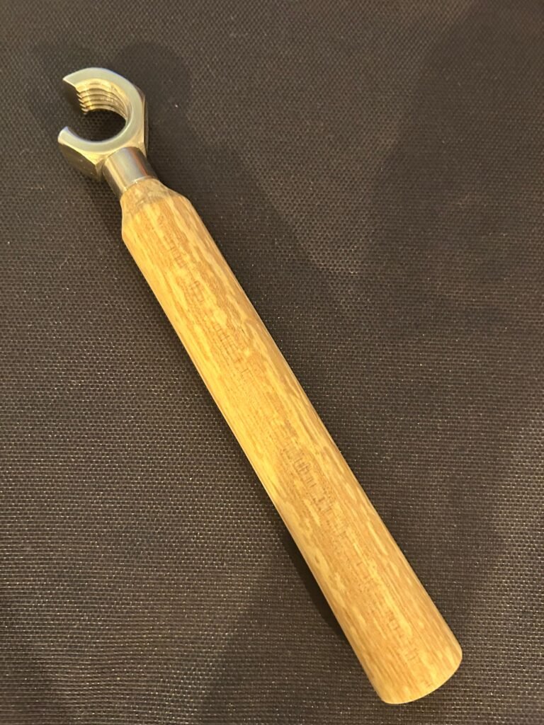 Flaschenöffner aus einer M20 Edelstahl Mutter Griff aus Esche gestockt